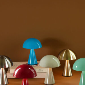 Mush oppladbar og dimbar bordlampe i Nickel fra Hübsch vist sammen med andre fargevarianter, med mykt tent stemningslys.