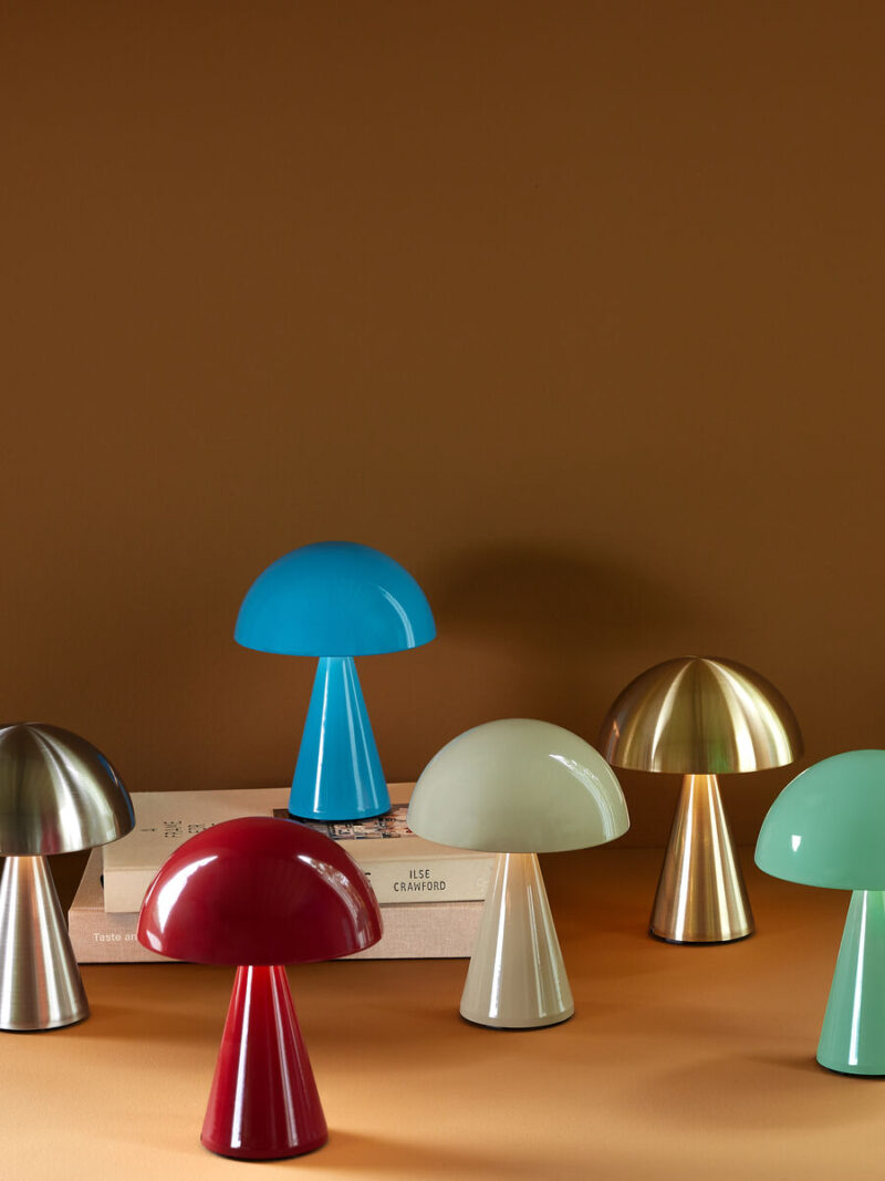 Mush oppladbar og dimbar bordlampe i Nickel fra Hübsch vist sammen med andre fargevarianter, med mykt tent stemningslys.