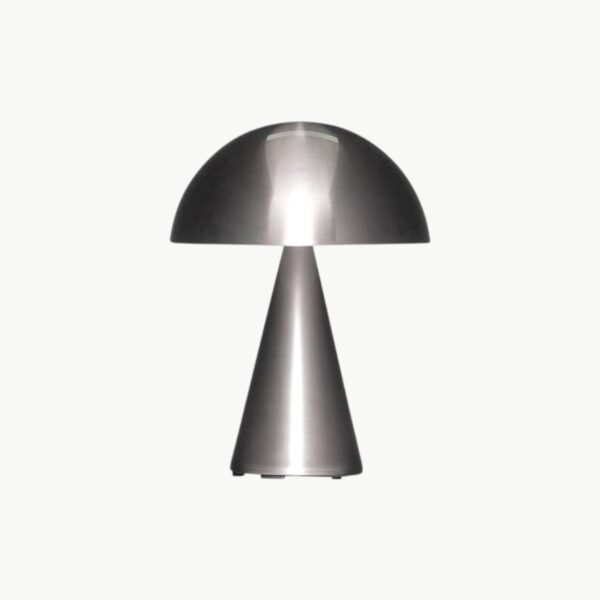 Mush oppladbar bordlampe i Nickel fra Hübsch, dimbar og trådløs lampe i metall med avrundet skjerm.