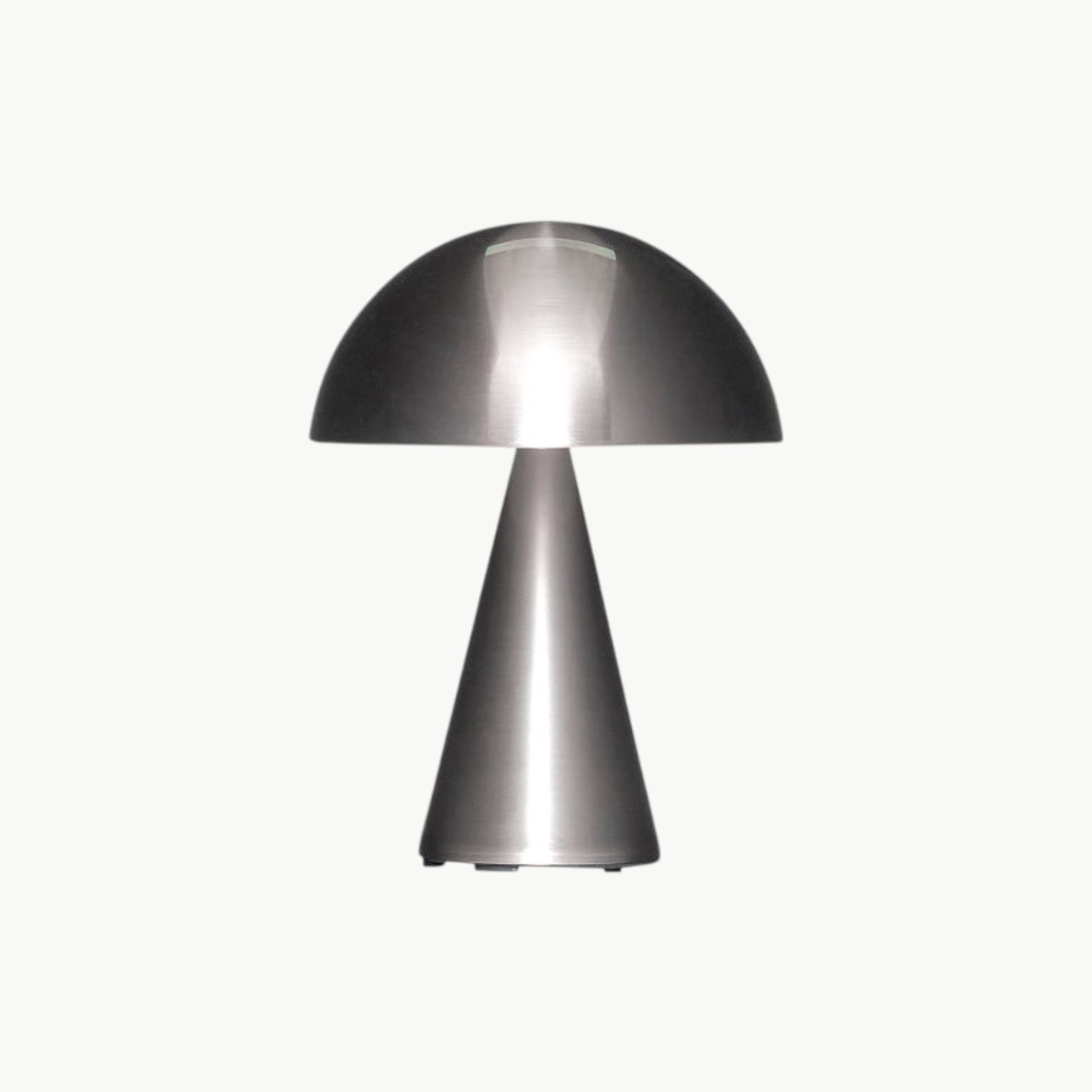 Mush oppladbar bordlampe i Nickel fra Hübsch, dimbar og trådløs lampe i metall med avrundet skjerm.