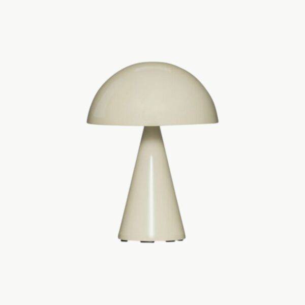 Mush oppladbar bordlampe i Light Sand fra Hübsch, dimbar og trådløs lampe i metall med avrundet skjerm.