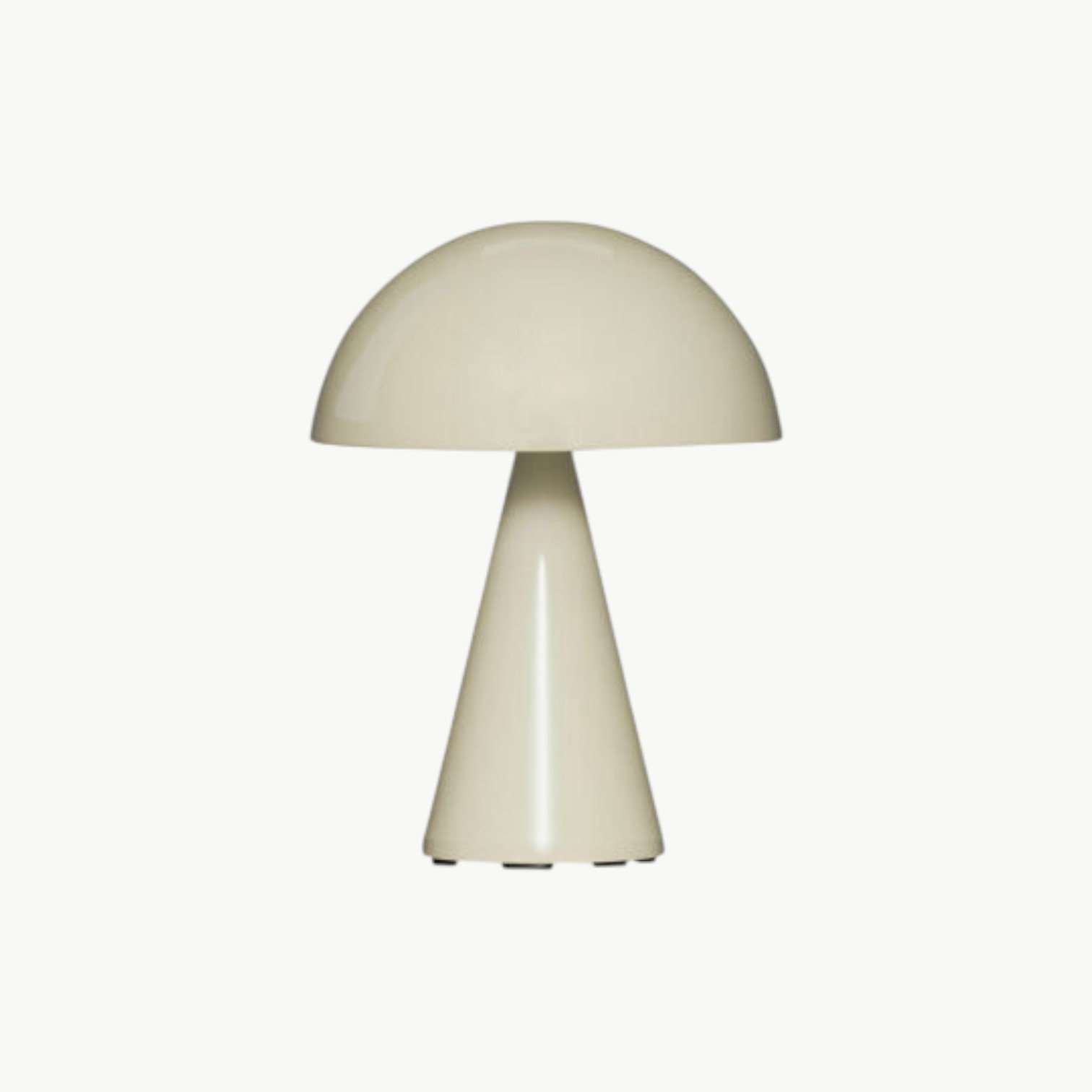 Mush oppladbar bordlampe i Light Sand fra Hübsch, dimbar og trådløs lampe i metall med avrundet skjerm.