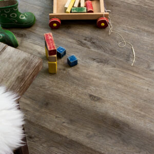 Mørk eikefarget klikkvinyl med dempet brungrå tone og naturlig trestruktur