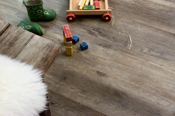 Mørk eikefarget klikkvinyl med dempet brungrå tone og naturlig trestruktur