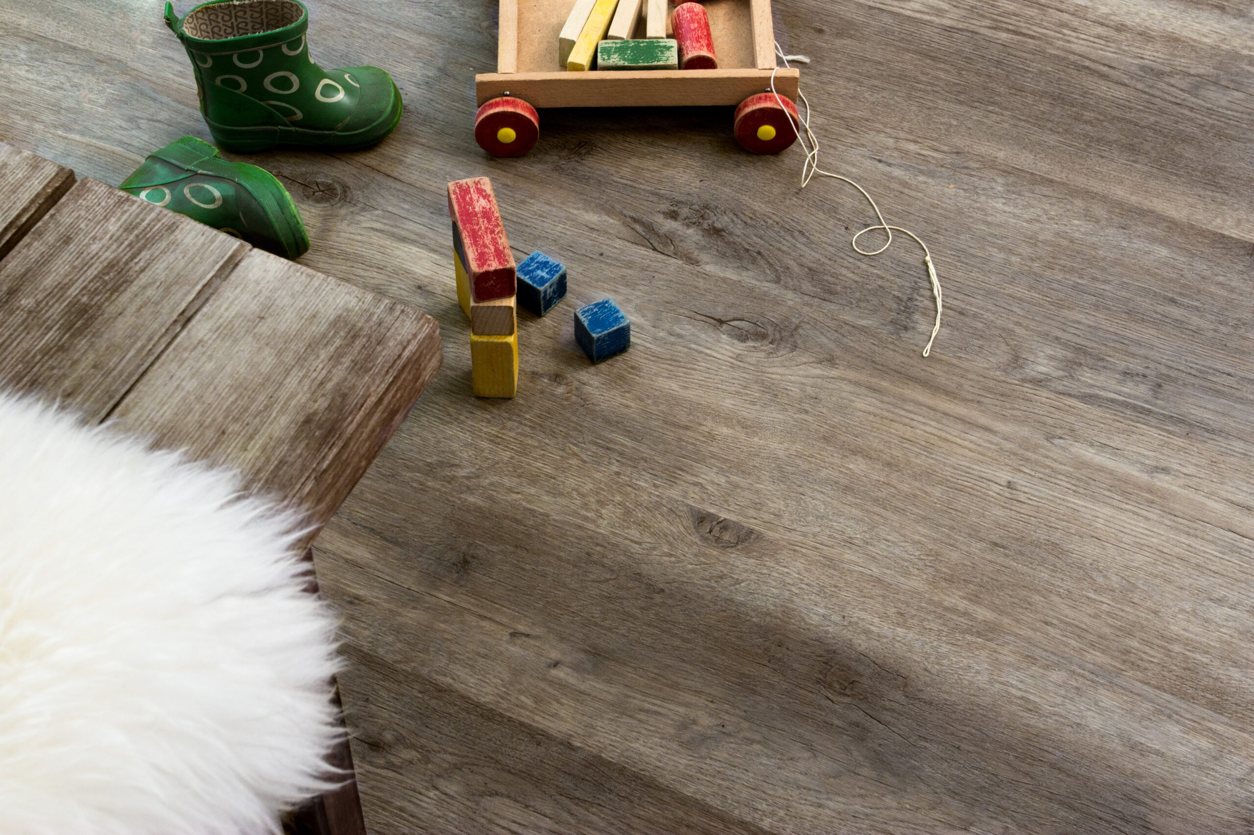 Mørk eikefarget klikkvinyl med dempet brungrå tone og naturlig trestruktur