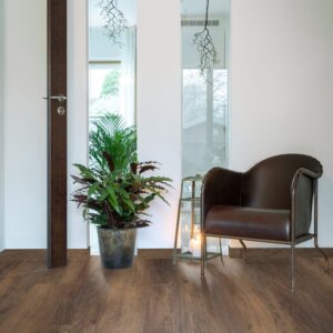 Mørk eikeplank med strukturert overflate i Maxwear klikkvinyl med kork.