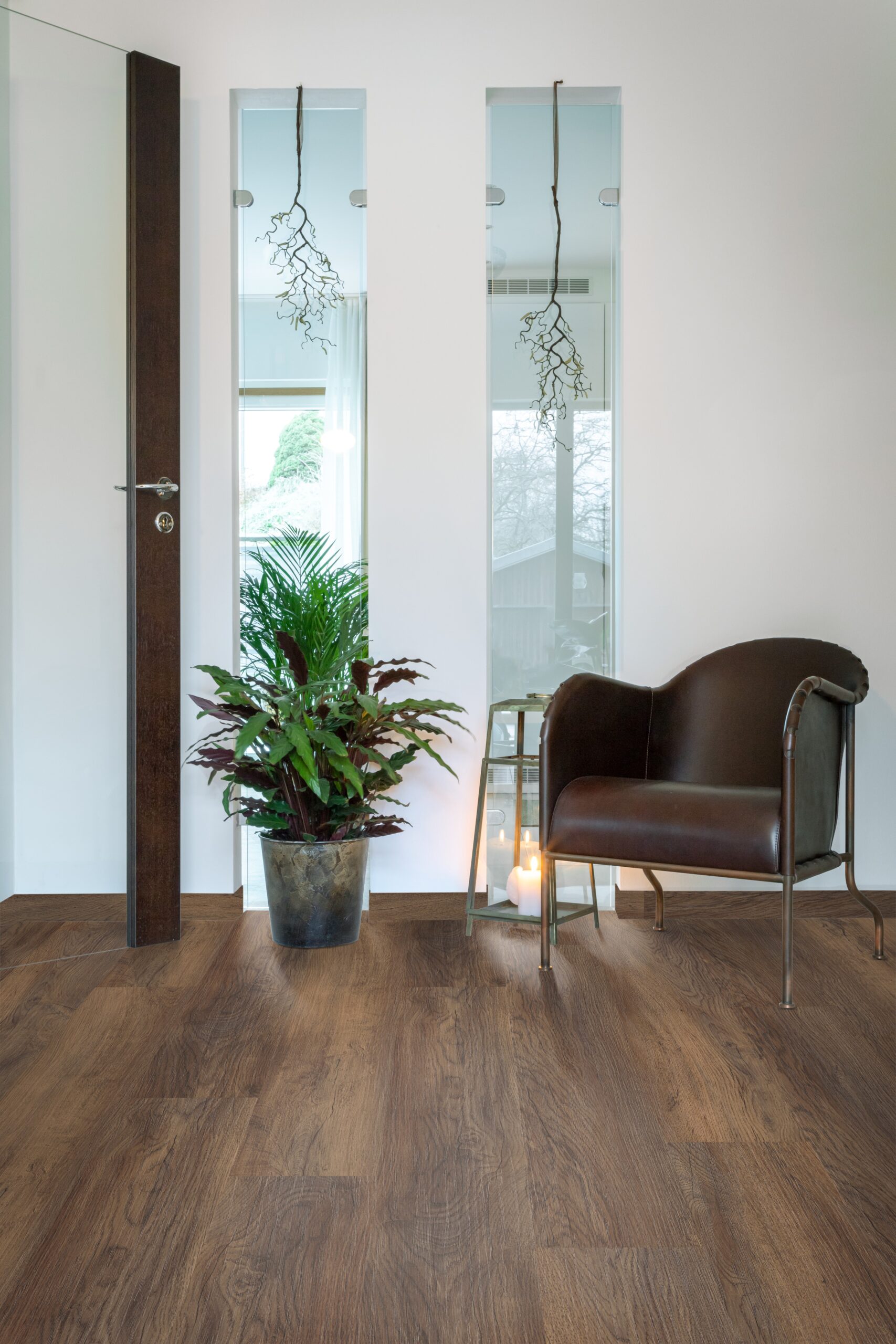 Mørk eikeplank med strukturert overflate i Maxwear klikkvinyl med kork.