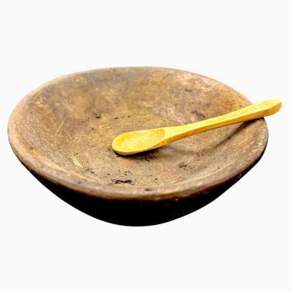 Rund vintage marmorskål i varm strågul tone med patinert overflate