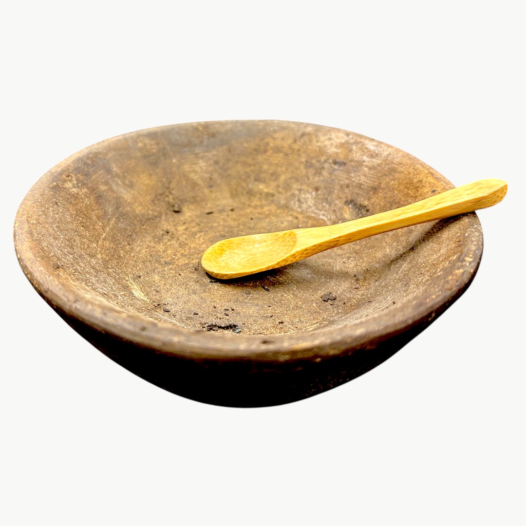 Rund vintage marmorskål i varm strågul tone med patinert overflate