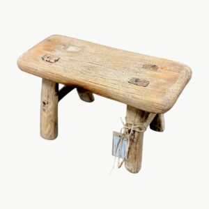 Liten firkantet vintage krakk i slitt tre med synlig patina