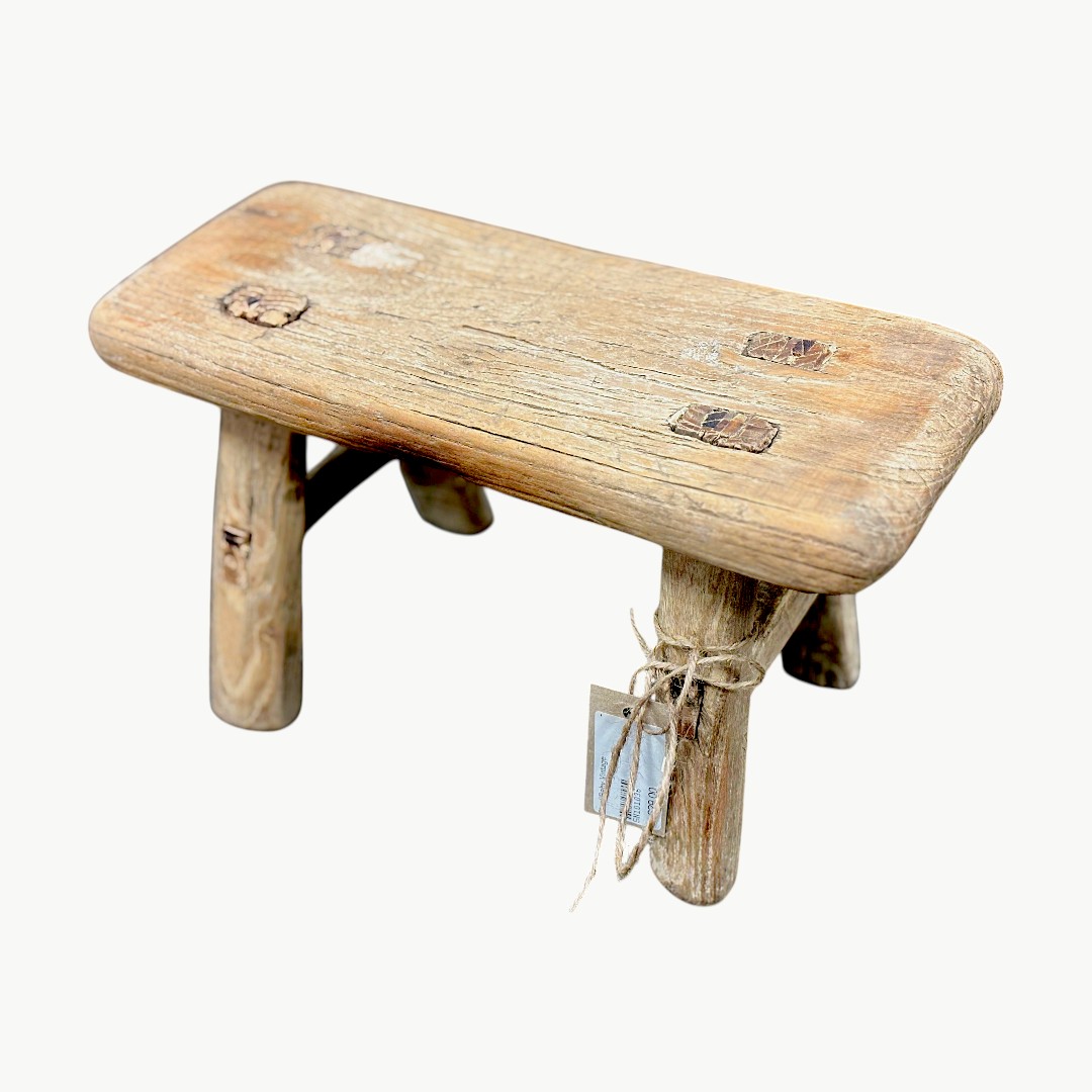 Liten firkantet vintage krakk i slitt tre med synlig patina