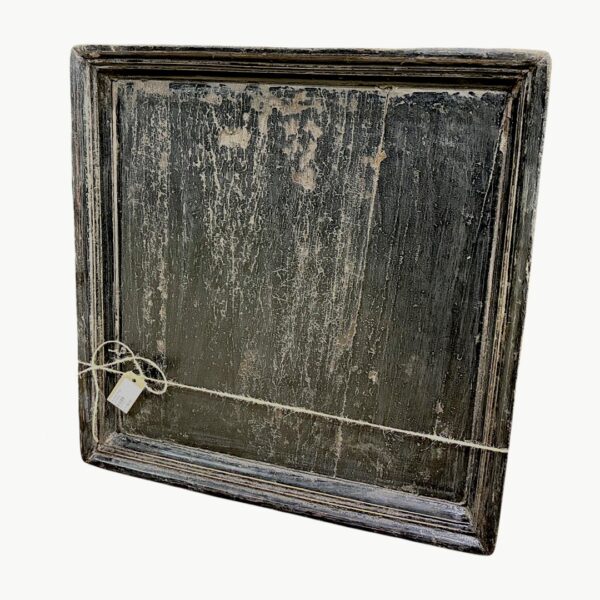 Rektangulært vintage trebret i svart og brun med slitt patinert overflate