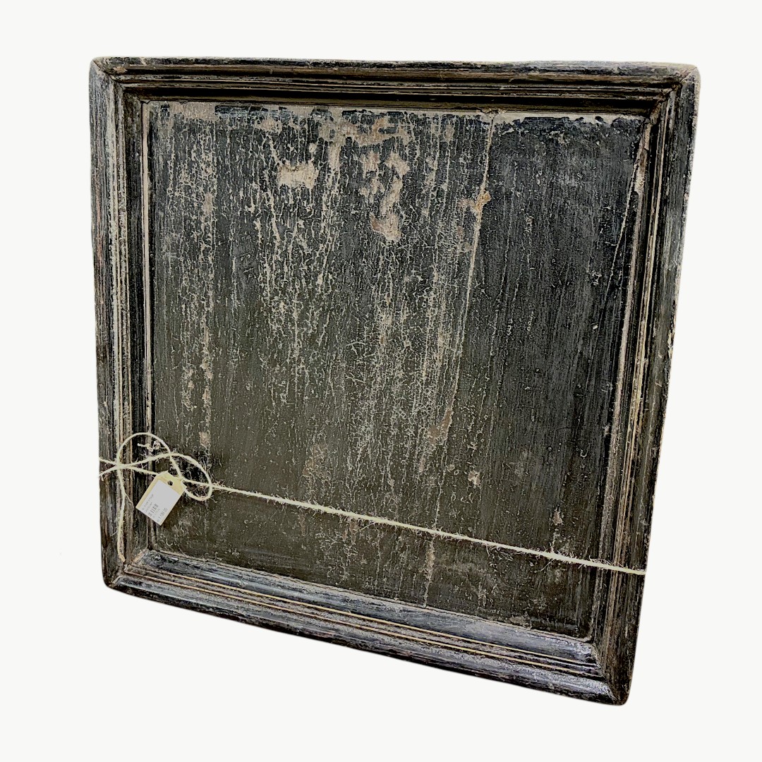 Rektangulært vintage trebret i svart og brun med slitt patinert overflate