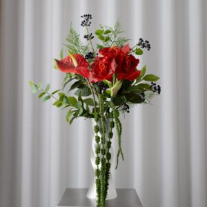 Berry Red Bouquet kunstig blomsterbukett fra Bloom Objects med røde blomster og mørke bær