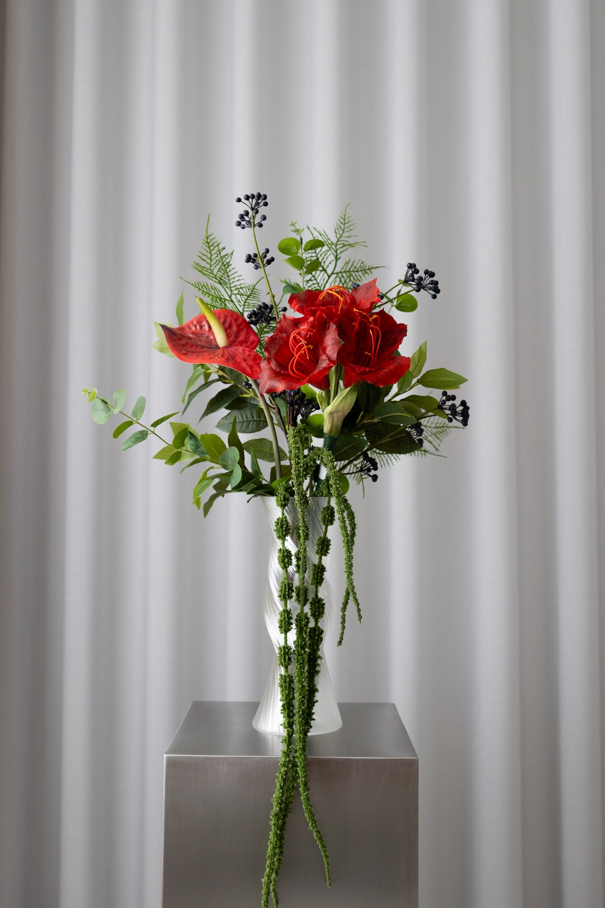 Berry Red Bouquet kunstig blomsterbukett fra Bloom Objects med røde blomster og mørke bær