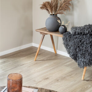 Lys greige eikegulv i klikkvinyl med kork, naturlig trestruktur og plankemønster i moderne stue.