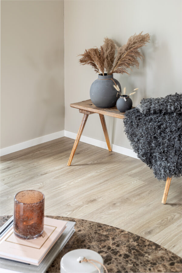 Lys greige eikegulv i klikkvinyl med kork, naturlig trestruktur og plankemønster i moderne stue.