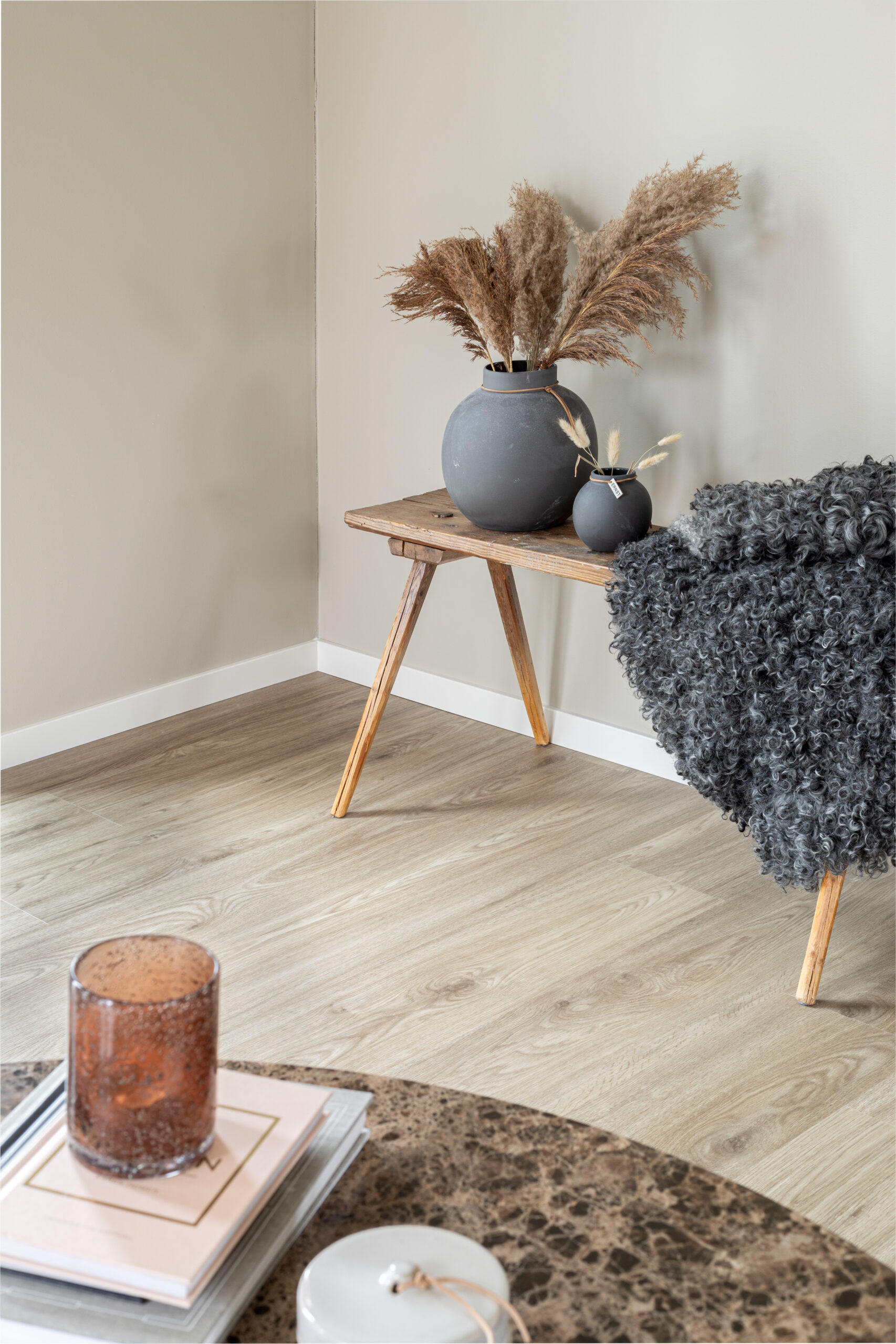 Lys greige eikegulv i klikkvinyl med kork, naturlig trestruktur og plankemønster i moderne stue.