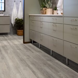 Grå eikefarget klikkvinyl med naturlig trestruktur og plankemønster