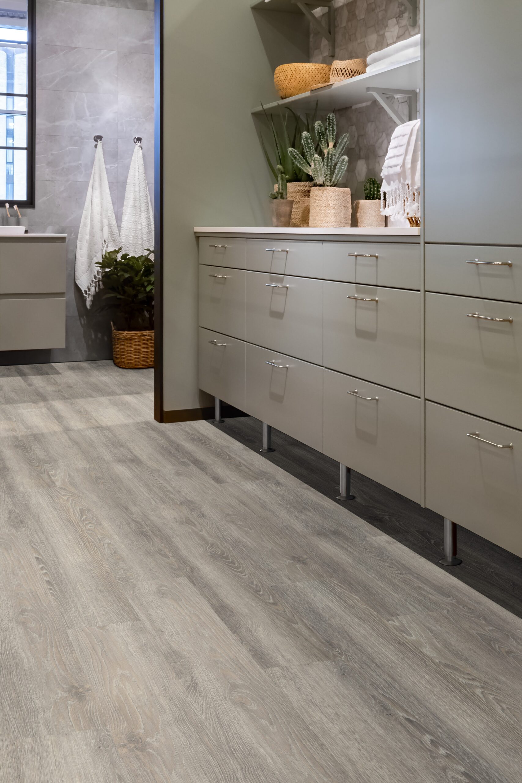 Grå eikefarget klikkvinyl med naturlig trestruktur og plankemønster