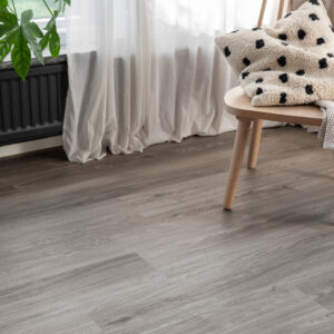 Grått plankegulv med trestruktur og mørk nyanse