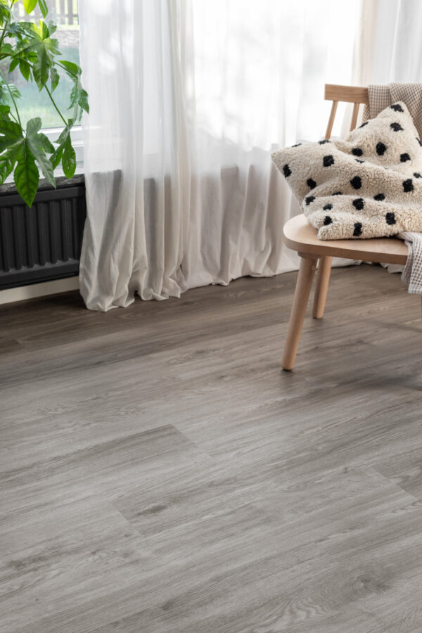 Grått plankegulv med trestruktur og mørk nyanse