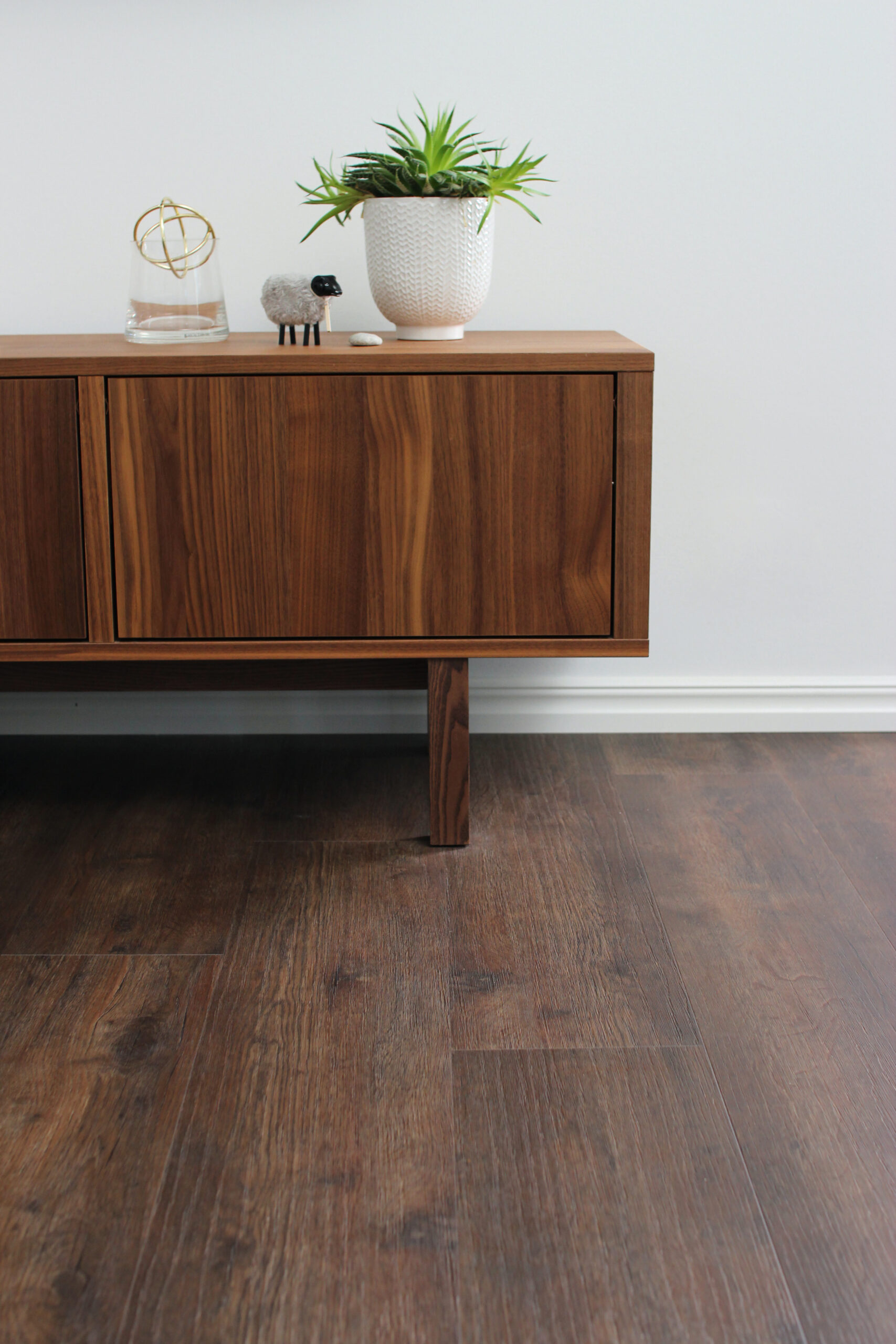 Mørk eikefarget klikkvinyl med naturlig trestruktur og plankemønster