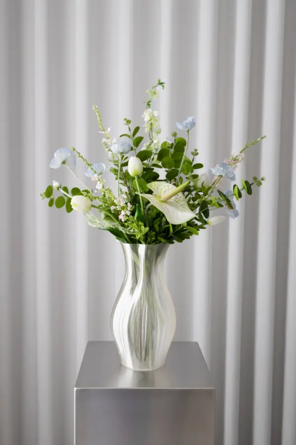 Bright Summer Bouquet kunstig blomsterbukett fra Bloom Objects i hvit, grønn og lyseblå