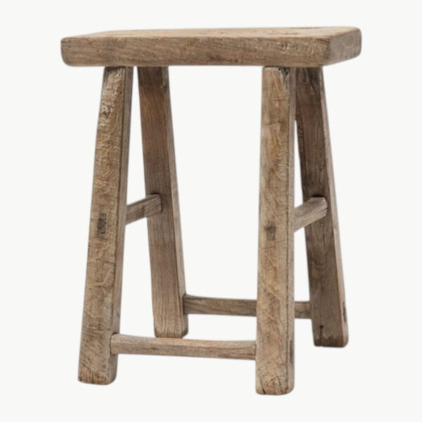 Rustikk firkantet krakk i massivt tre med naturlig patina og synlig trestruktur