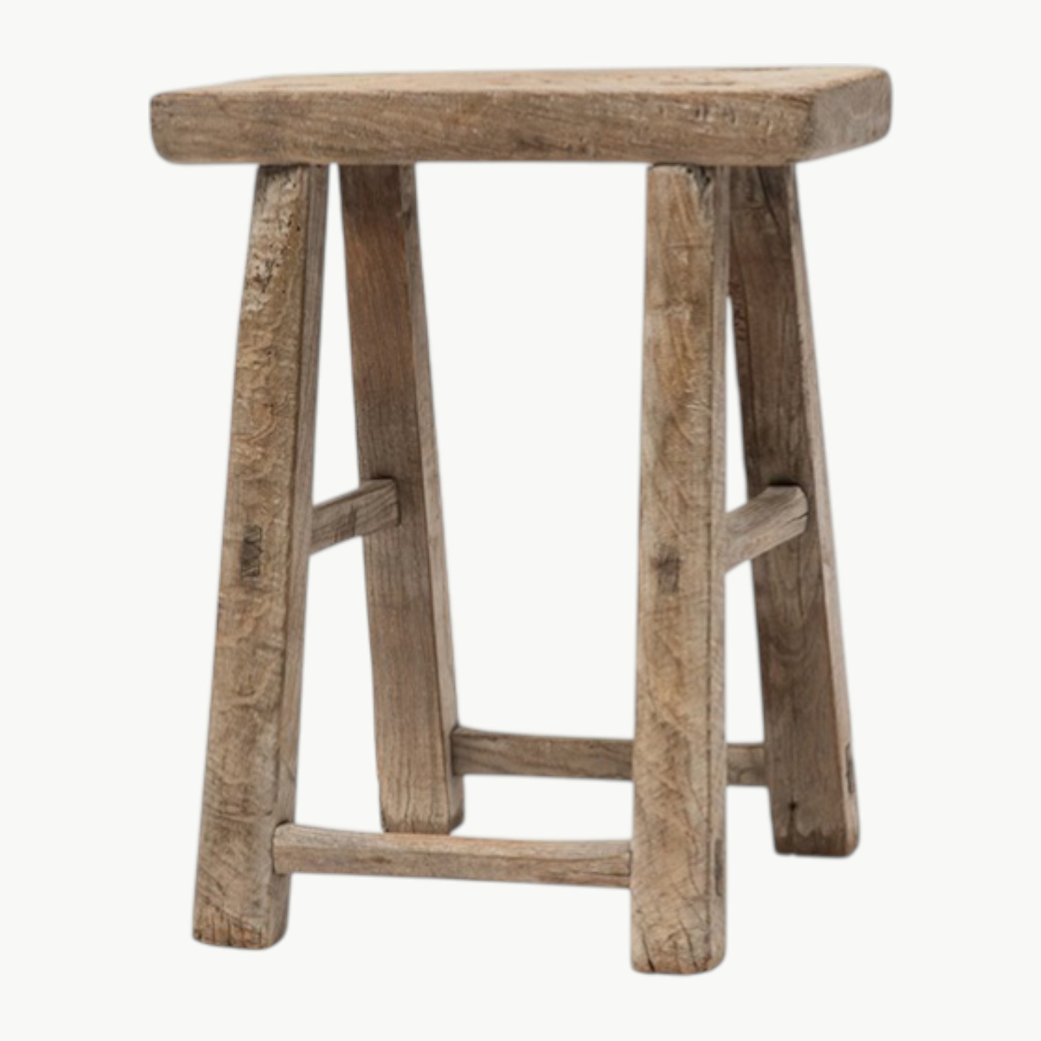 Rustikk firkantet krakk i massivt tre med naturlig patina og synlig trestruktur