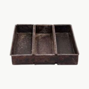 Gammel vintage bakeform i metall med tre rom og rustikk patina