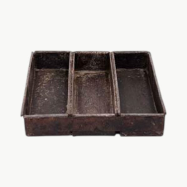 Gammel vintage bakeform i metall med tre rom og rustikk patina