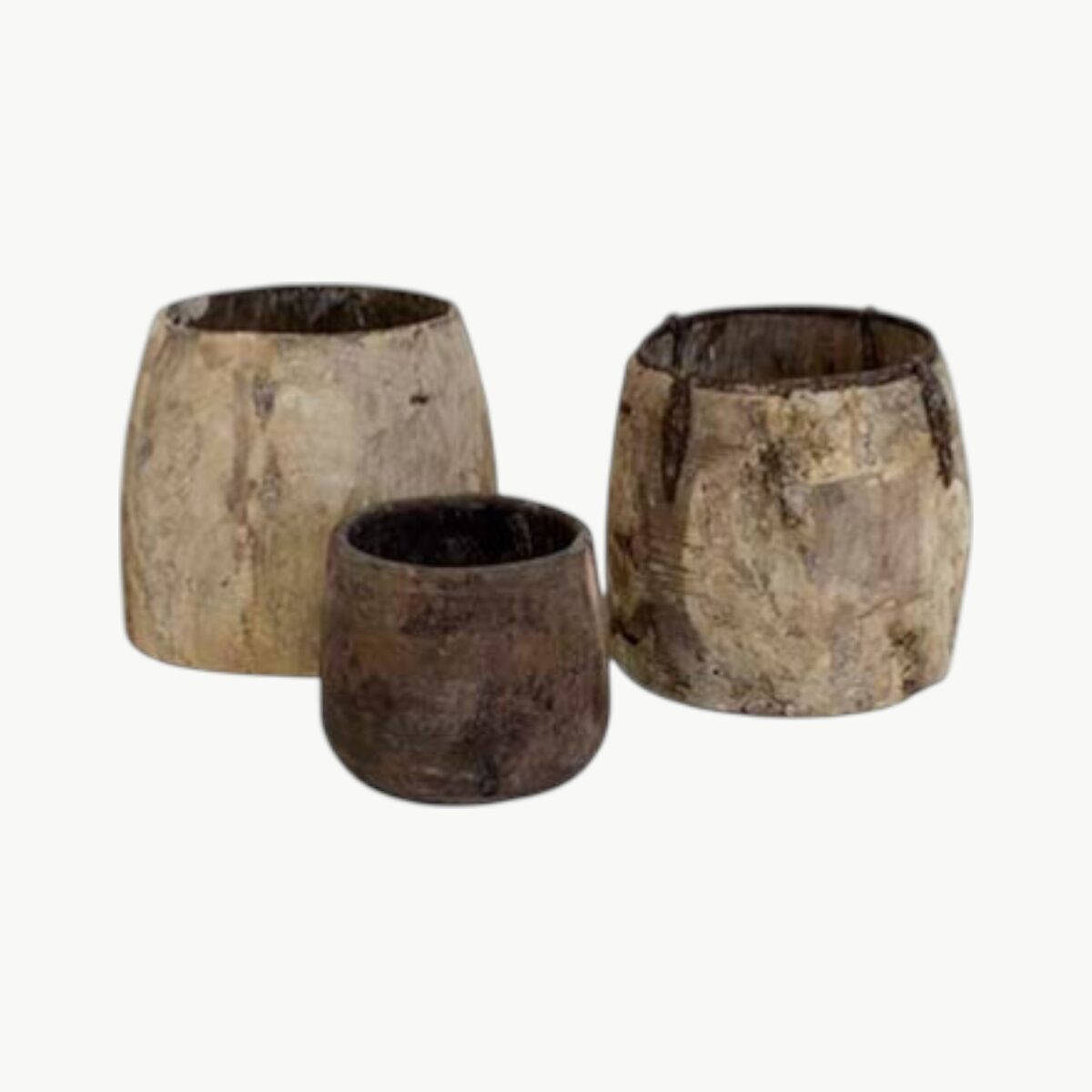 Sett med to blekede vintage blomsterpotter i tre med naturlig patina