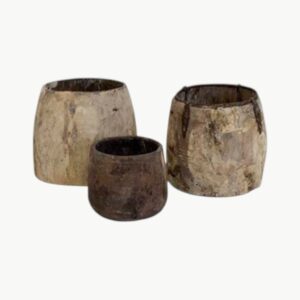 Sett med to blekede vintage blomsterpotter i tre med naturlig patina