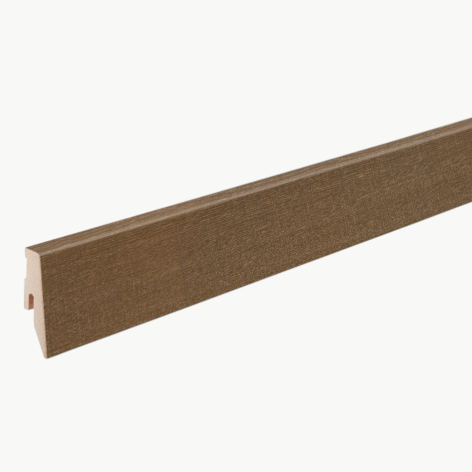 Kantet gulvlist i Olive Grey Oak med mørk gråbrun eikestruktur og rett profil