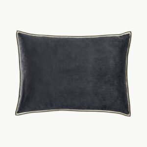 Pyntepute i mørk blå tone med kontrastkant, 40 x 55 cm
