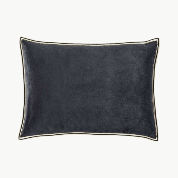 Pyntepute i mørk blå tone med kontrastkant, 40 x 55 cm