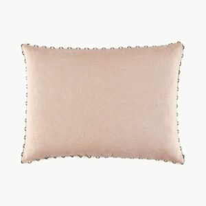 Pyntepute i ensfarget rosabeige tone med dekorativ kant, 40 x 55 cm