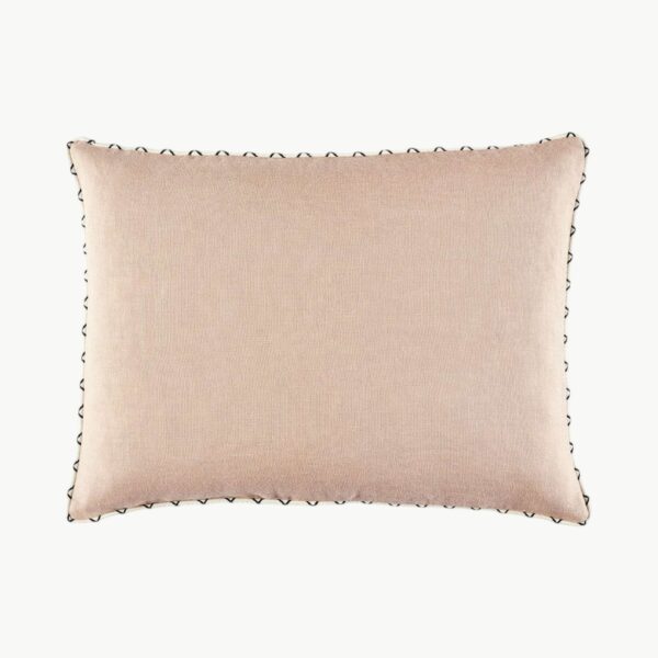 Pyntepute i ensfarget rosabeige tone med dekorativ kant, 40 x 55 cm