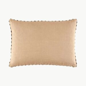 Pyntepute i lys beige tone med mørk bakside og kontrastkant, 40 x 55 cm