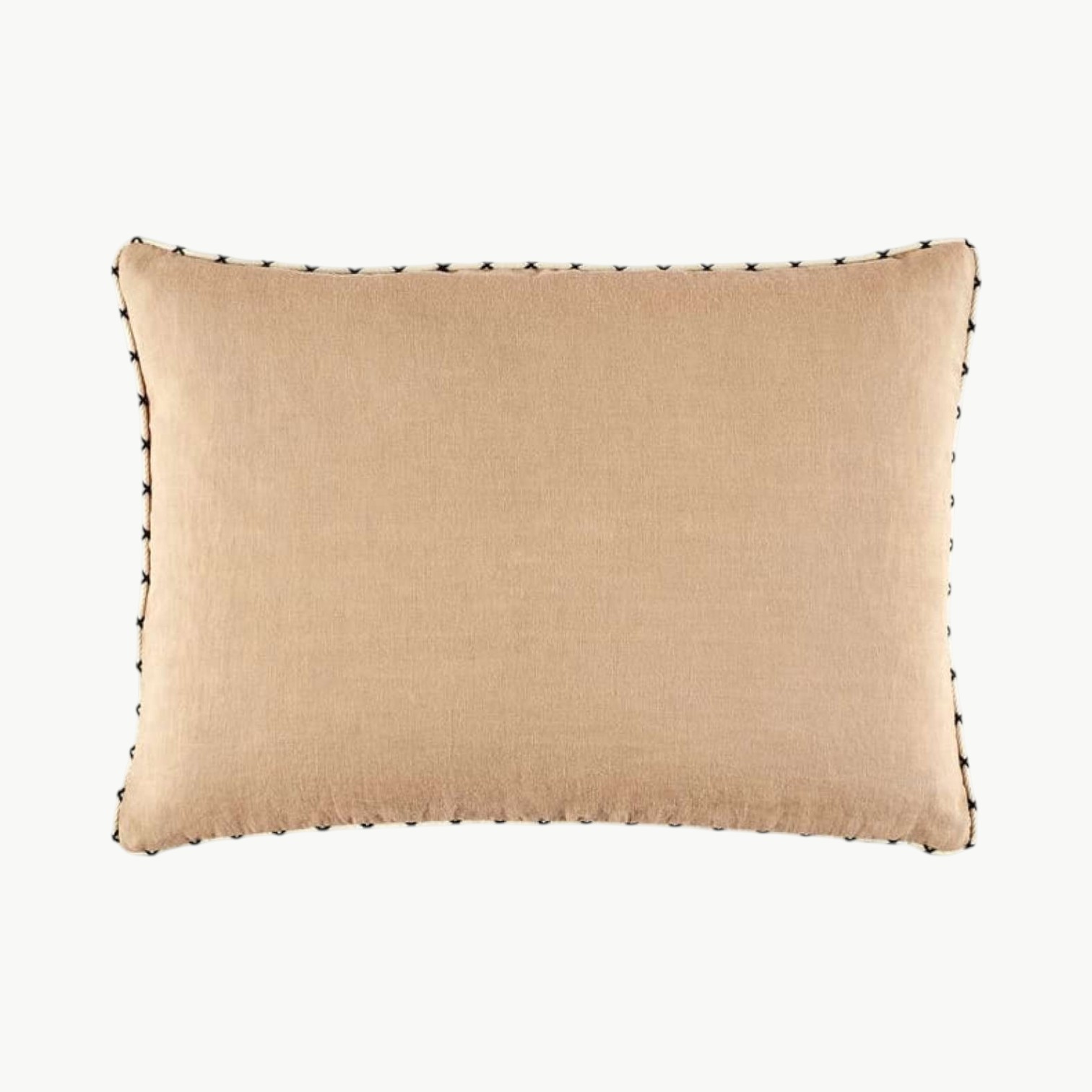 Pyntepute i lys beige tone med mørk bakside og kontrastkant, 40 x 55 cm