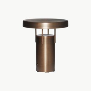 Portabel lampe i burnished brass med rund skjerm og kompakt design