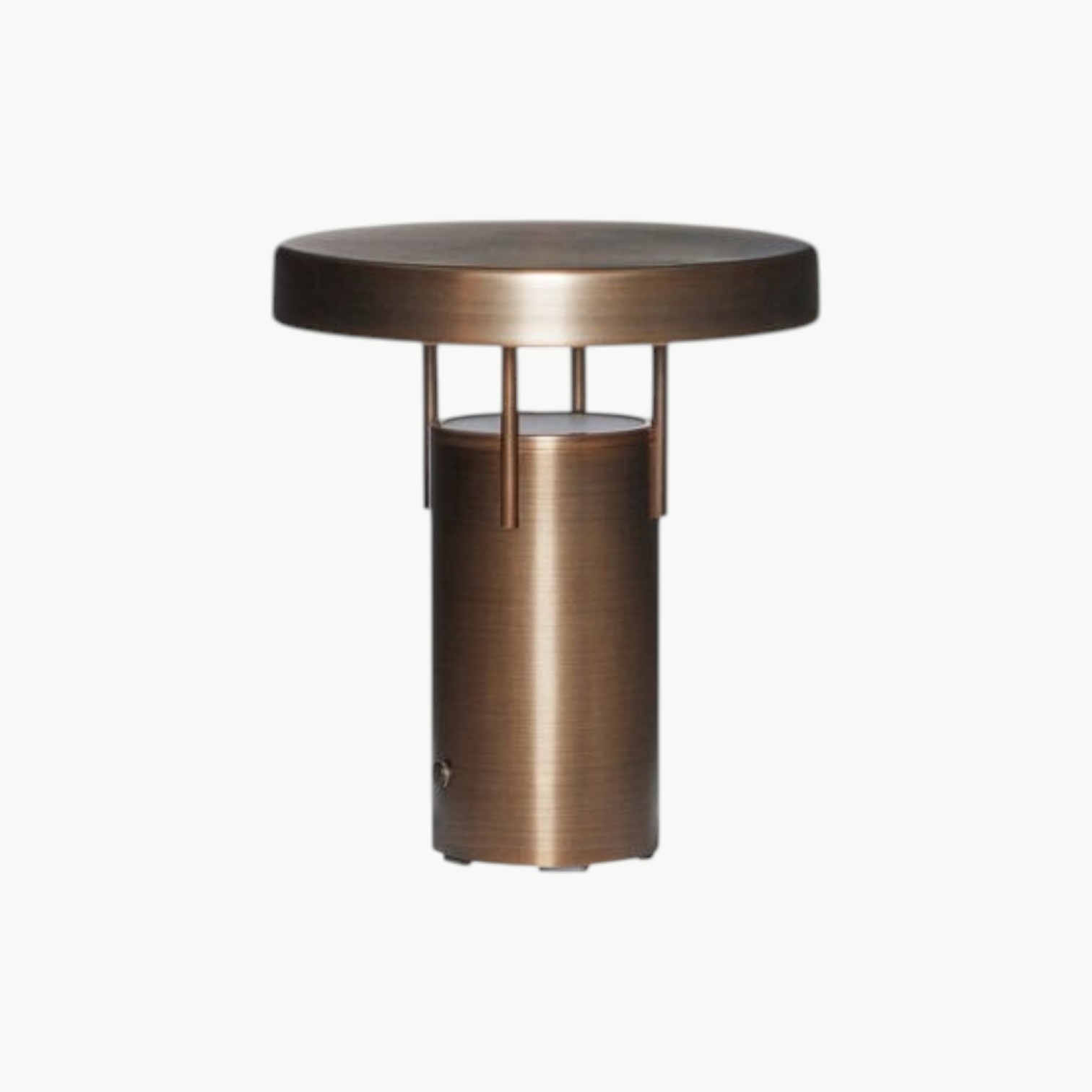 Portabel lampe i burnished brass med rund skjerm og kompakt design