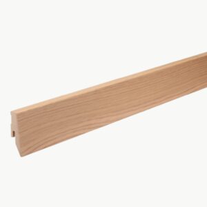 Kantet gulvlist i Light Oak med lys naturlig eikestruktur og rett profil