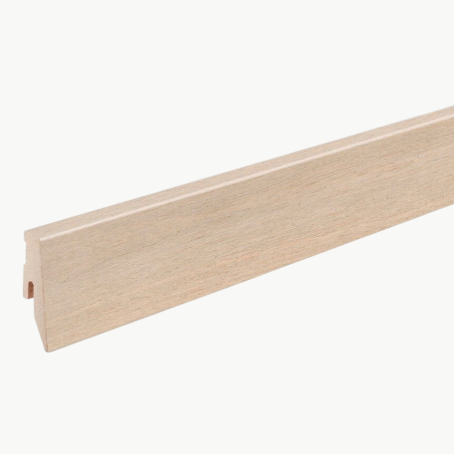 Lys eikefarget gulvlist Pearl White Oak med profilert topp og trestruktur