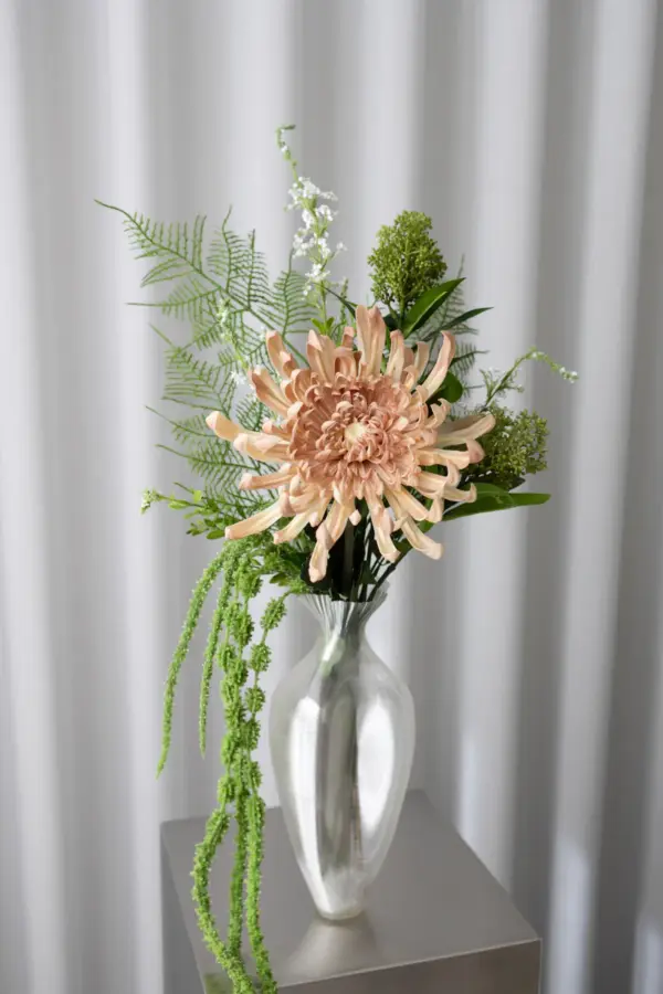 Soft Essence kunstig blomsterbukett med ferskenfarget krysantemum og grønt i glassvase