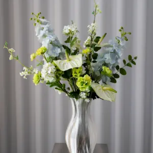 Soft Summer Bouquet kunstig blomsterbukett fra Bloom Objects i grønn, hvit og blå