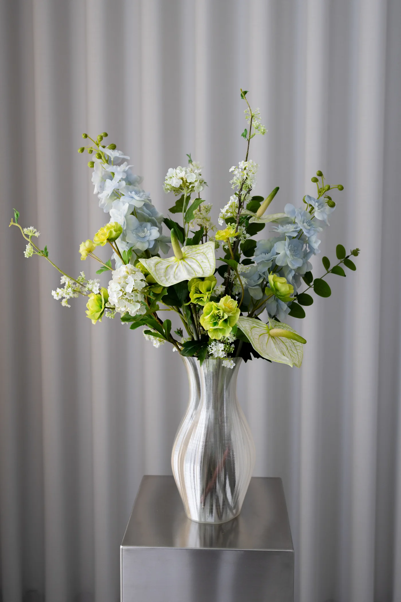 Soft Summer Bouquet kunstig blomsterbukett fra Bloom Objects i grønn, hvit og blå