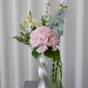 Soft Essence Bouquet kunstig blomsterbukett fra Bloom Objects i beige og grønn