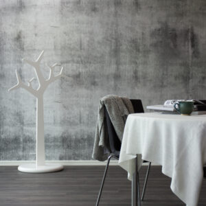 Mørk eikefarget klikkvinyl med røykfarget nyanse og tydelig trestruktur